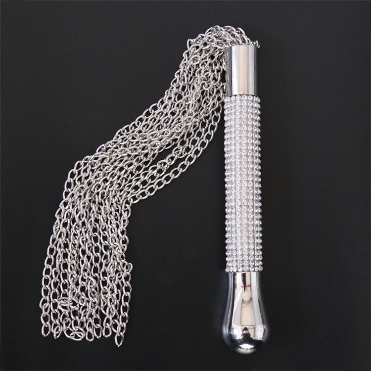 Látigo de cadena de metal con mango de diamantes de imitación