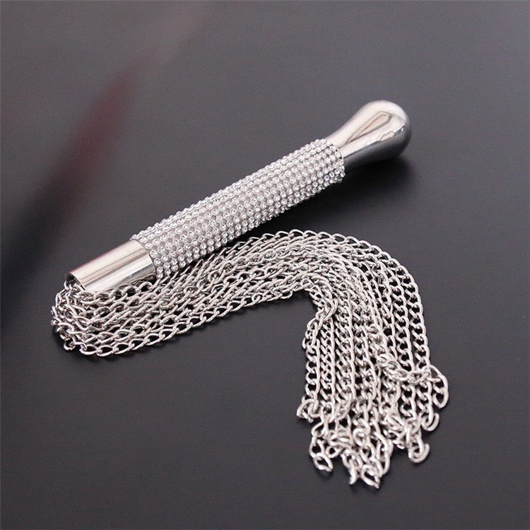 Látigo de cadena de metal con mango de diamantes de imitación
