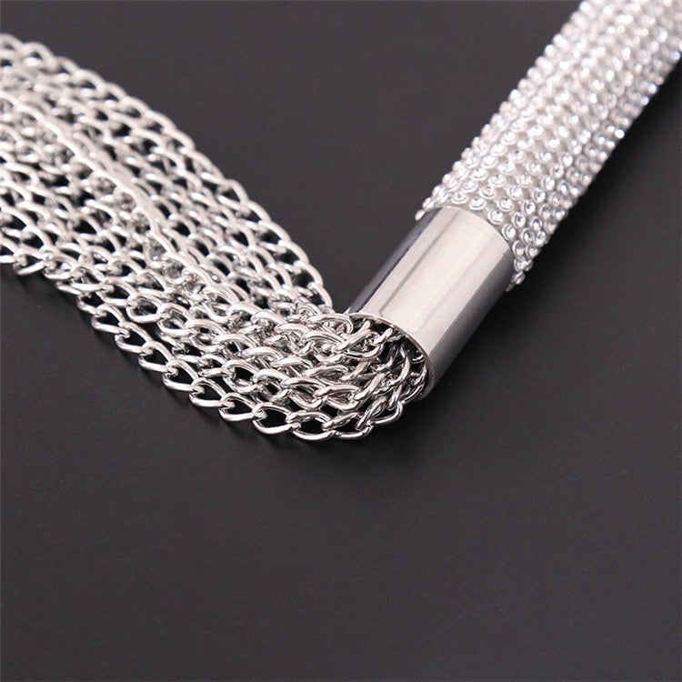 Látigo de cadena de metal con mango de diamantes de imitación
