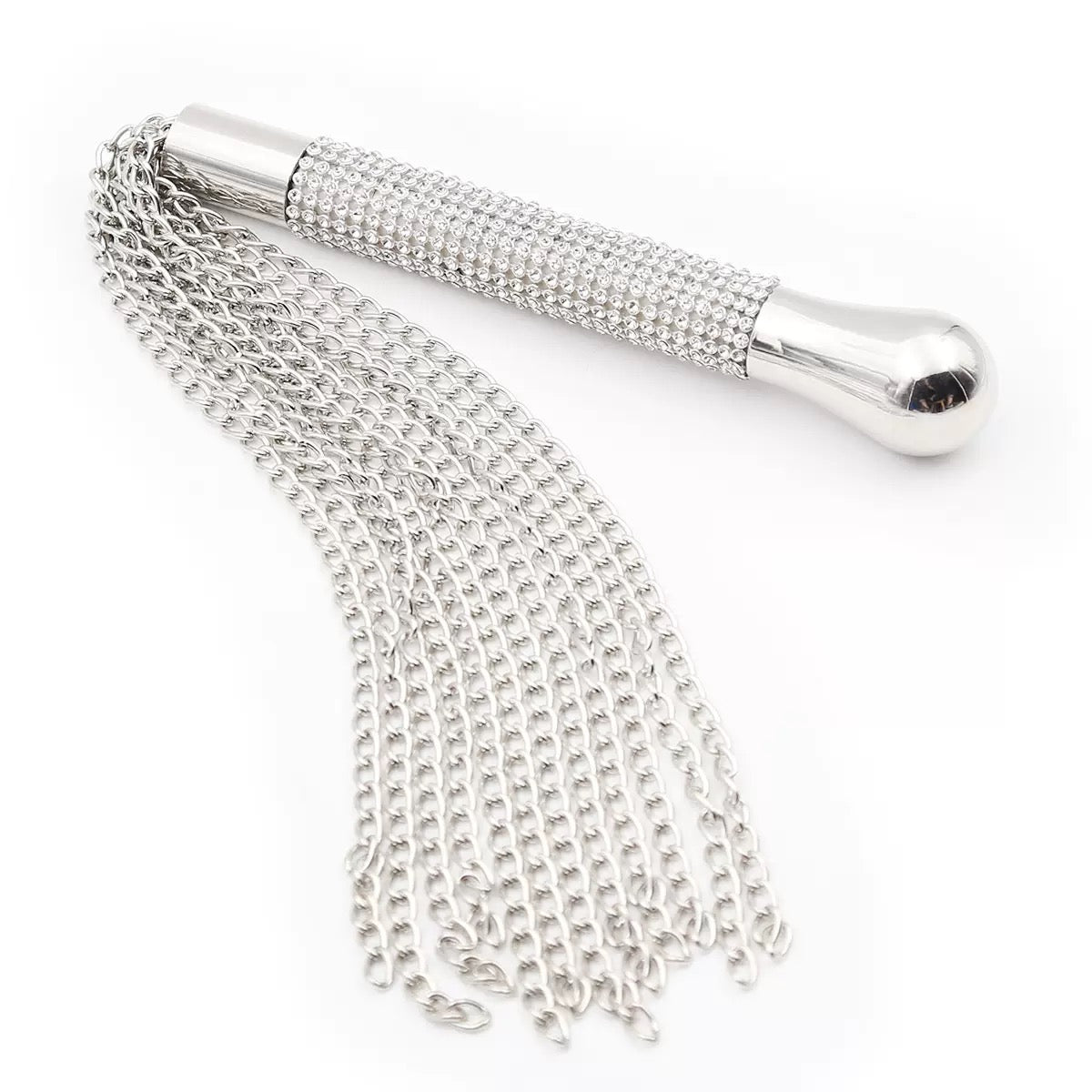 Látigo de cadena de metal con mango de diamantes de imitación