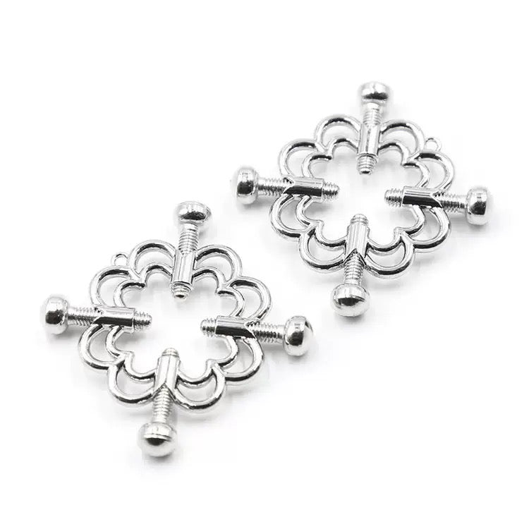 Pinza para pezones Sakura de cuatro puntas con cascabeles y cadena
