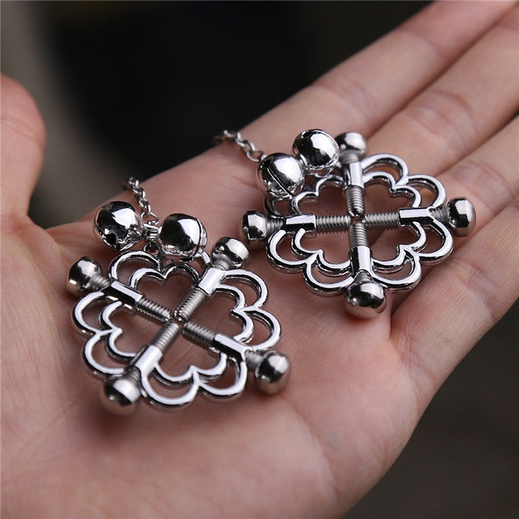 Pinza para pezones Sakura de cuatro puntas con cascabeles y cadena