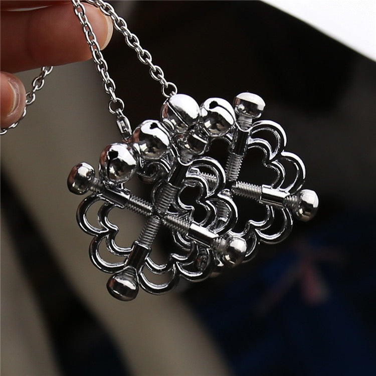 Pinza para pezones Sakura de cuatro puntas con cascabeles y cadena