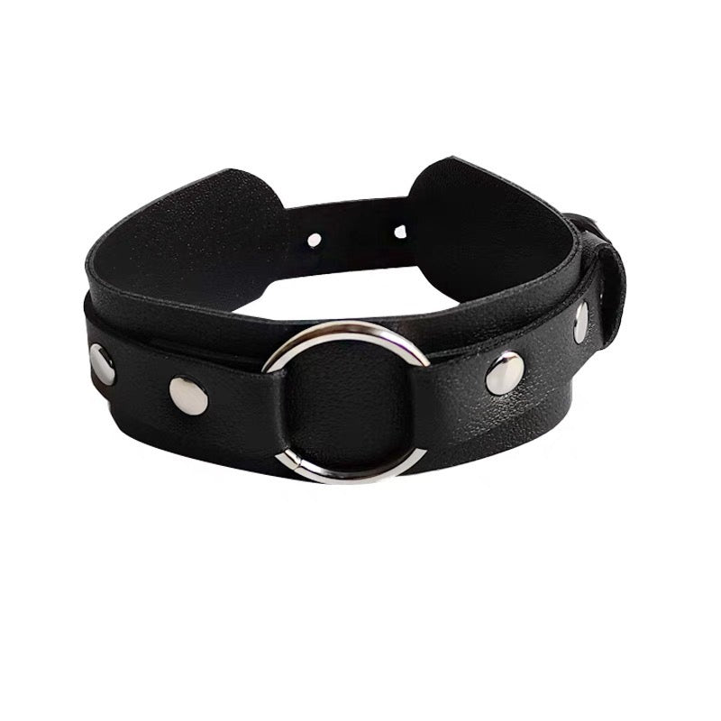 Classic adjustable leather arm and thigh band with studded metal ring detail