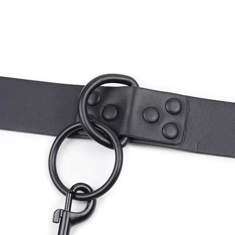 buckle detail of black faux leather chocker 