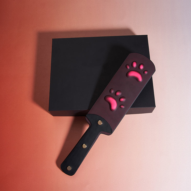Heat reactive paw paddle displayed on presentation box